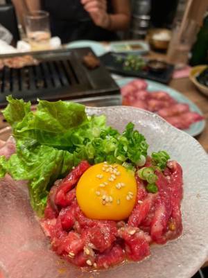 ヘルシーなタンを贅沢厚切り！たっぷりネギで夏に英気を養う名物「ネギタン塩」！～京都の焼肉店「西木屋町 肉しん」～