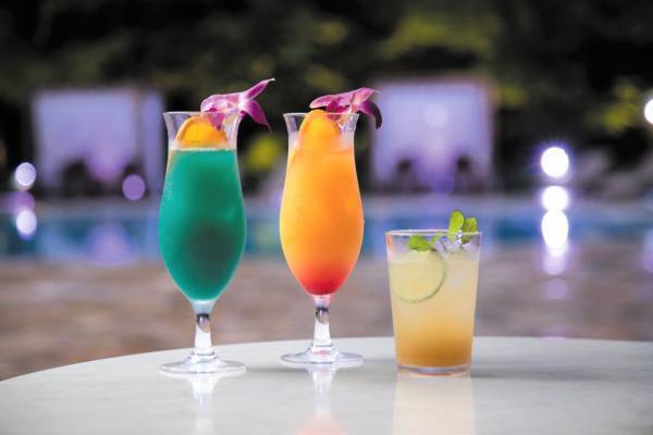 プールに入りながらディズニー映画を楽しめるナイトプール野外映画イベントの開催が決定