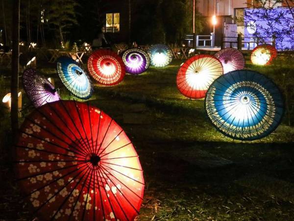 【界 出雲】良縁を運ぶ雨を楽しむ「縁雫(えにしずく)巡り」開催　ライトアップされた和傘で彩られた露天風呂も｜2022年6月1日～7月10日