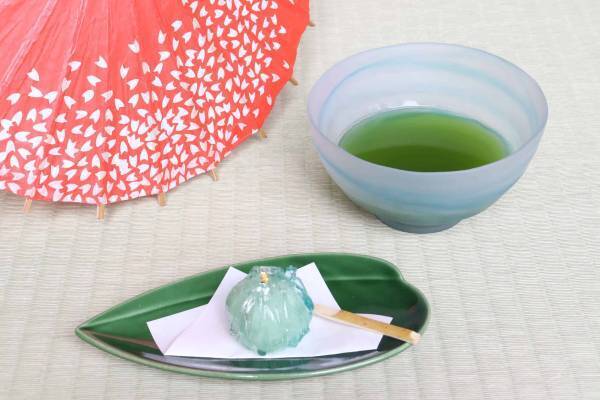 【界 出雲】良縁を運ぶ雨を楽しむ「縁雫(えにしずく)巡り」開催　ライトアップされた和傘で彩られた露天風呂も｜2022年6月1日～7月10日