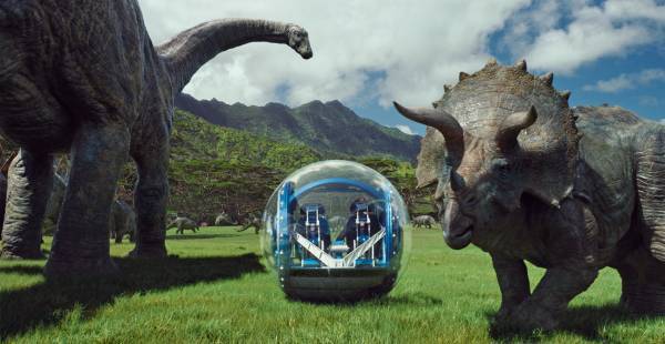 記録的大ヒット映画『ジュラシック・ワールド』のシネマオーケス トラコンサートが2022年4月、東京で開催決定!シリーズ史上最 強の恐⻯たちを大スクリーンとフルオーケストラの生演奏で!