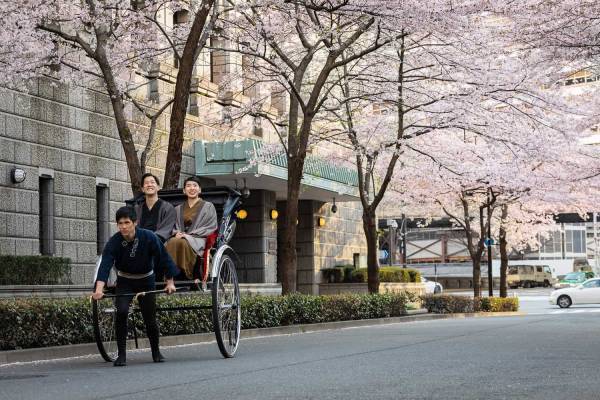 【星のや東京】オープントップバスで夜桜を堪能する「お花見ナイトバスクルーズ」や館内でお花見を楽しむ「お花見フロア滞在」今年も提供｜期間：2022年3月19日〜4月10日