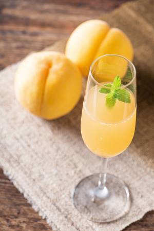 花の舞酒造と久世福商店がコラボレーション！「ぷちしゅわ黄金桃酒　ちょびっと乾杯」発売【久世福商店】