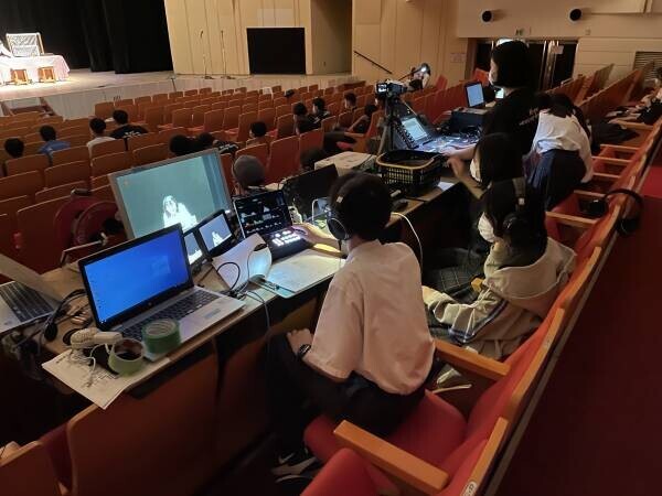麗澤中学・高等学校 全教室で電子黒板を活用したハイフレックス型授業を展開中！ 自分を感動させる　生徒主体のＩＣＴ活用