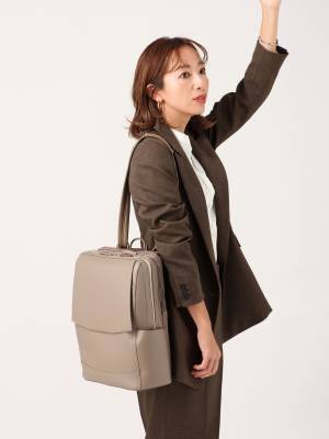 【ユーザーの声から生まれる共創企画「VOICE」の第2弾】 インスタグラムで集まったフォロワーの声をもとに、“欲しい”が全部詰まった女性向けビジネスリュックを商品化