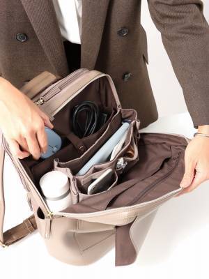 【ユーザーの声から生まれる共創企画「VOICE」の第2弾】 インスタグラムで集まったフォロワーの声をもとに、“欲しい”が全部詰まった女性向けビジネスリュックを商品化