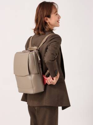 【ユーザーの声から生まれる共創企画「VOICE」の第2弾】 インスタグラムで集まったフォロワーの声をもとに、“欲しい”が全部詰まった女性向けビジネスリュックを商品化