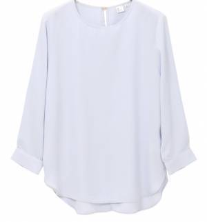 花粉対策に悩むビジネスパーソンに向け前年好評のブラウスを改良しリニューアル　花粉がつきにくいブラウスに撥水効果をプラスして発売