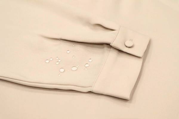 花粉対策に悩むビジネスパーソンに向け前年好評のブラウスを改良しリニューアル　花粉がつきにくいブラウスに撥水効果をプラスして発売