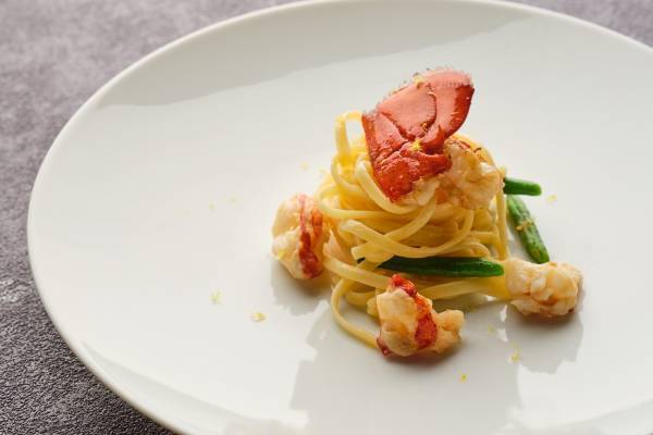 ころんとしたフォルムがキュートな“いちごパフェ”付「ピンクリボンディナーコース」10月限定販売【表参道】