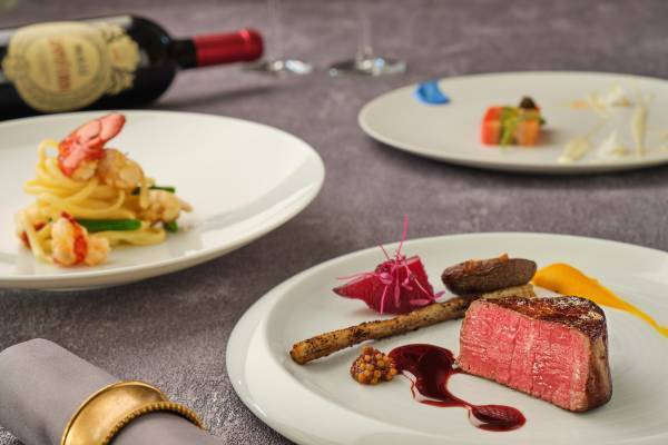 ころんとしたフォルムがキュートな“いちごパフェ”付「ピンクリボンディナーコース」10月限定販売【表参道】