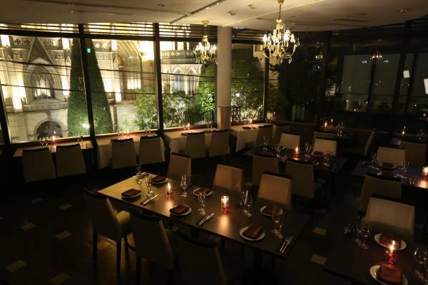 ころんとしたフォルムがキュートな“いちごパフェ”付「ピンクリボンディナーコース」10月限定販売【表参道】