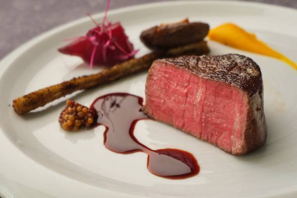 ころんとしたフォルムがキュートな“いちごパフェ”付「ピンクリボンディナーコース」10月限定販売【表参道】