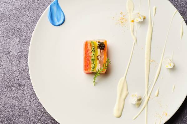 ころんとしたフォルムがキュートな“いちごパフェ”付「ピンクリボンディナーコース」10月限定販売【表参道】