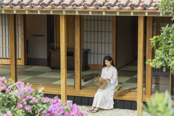 【星のや竹富島】島の植物で民具を編みあげるアクティビティ「島の手仕事滞在」実施　～素朴ながらも豊かな暮らしを体感～｜期間：2022年9月1日～11月30日