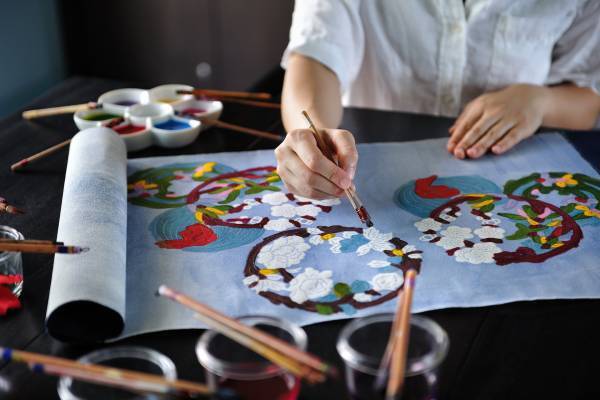 【星のや沖縄】色彩豊かな春の自然を紅型に映す 「みーぐすい滞在」を開催｜開催期間：2022年3月1日～5月31日