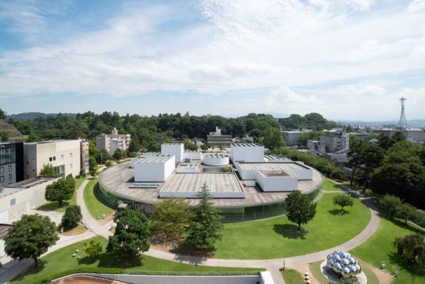 【OMO5金沢片町】金沢21世紀美術館とOMOで考案したオリジナルツアー提供　美術館内をお散歩している気分で21美の魅力を体感できます│期間：2022年9月16日から通年