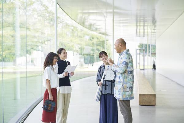 【OMO5金沢片町】金沢21世紀美術館とOMOで考案したオリジナルツアー提供　美術館内をお散歩している気分で21美の魅力を体感できます│期間：2022年9月16日から通年