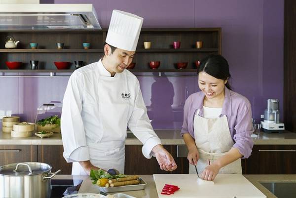 【星のや沖縄】宮廷料理に精通する星のや沖縄のシェフとともに宮廷料理づくりに挑戦できる「琉球宮廷料理づくり」開催｜期間：2022年9月1日～11月30日