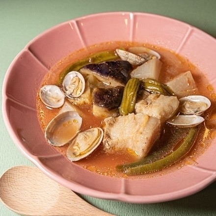 人気インフルエンサーでダンサーのYURINOと須田アンナのユニット『アンエンユリ』がフィリピンの国民食「シニガンスープ」をプロデュース！「 LODI SOUP／ロディースープ」が渋谷にオープン！