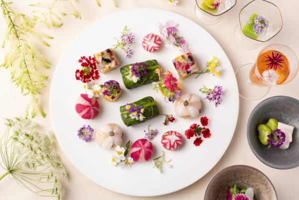 【星のや軽井沢】1日1組限定　新緑に囲まれた水上の特別席で手毬寿司などを楽しむ「プライベート花朝食」実施｜期間：2022年5月15日～6月15日