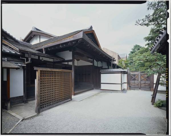 【星のや京都】平安貴族が別荘を構えた嵐山で秋の情景に触れながら和歌を詠む「奥嵐山の歌詠み」開催 ～800年にわたり和歌を守り伝える冷泉家当主と当主夫人が、和歌の世界へ誘う～｜開催日：2022年10月13日
