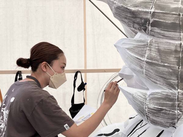 【青森屋】女性初のねぶた師 北村麻子氏×星野リゾート　青森屋 オリジナルねぶた完成　～温泉を掛け合わせたねぶた「どさ？湯さ！～嗚呼、極楽極楽～」、8月2日初出陣～