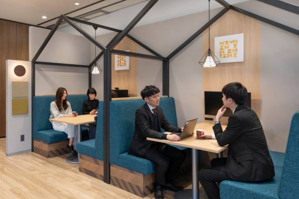 多様な働き方を促進するため、オフィス内にCafeを整備しました。