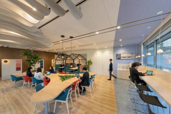 多様な働き方を促進するため、オフィス内にCafeを整備しました。