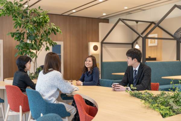 多様な働き方を促進するため、オフィス内にCafeを整備しました。