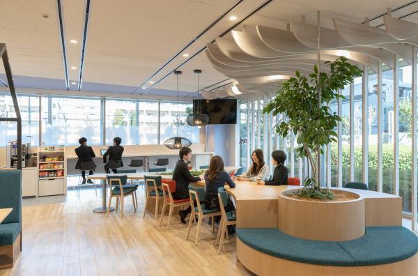 多様な働き方を促進するため、オフィス内にCafeを整備しました。