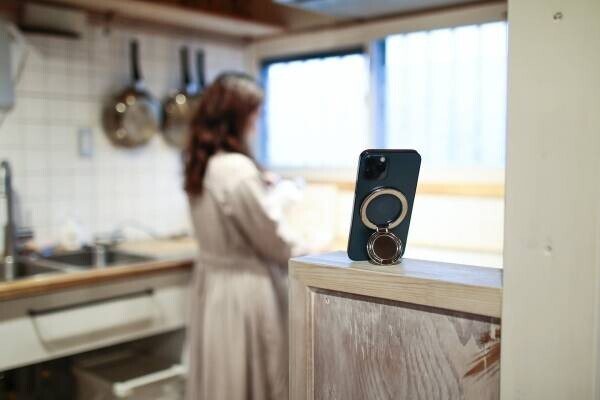 スマホ時代の最先端マグネットスマホスタンドが新発売。シンプルでミニマルなガジェット「RING STAND」クラウドファンディング目標金額達成