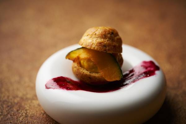 秋の食材をこだわりの料理で味わい尽くす！ 期間限定の炭火焼ステーキコースとジェラートが新登場‼