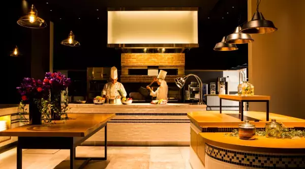 秋の食材をこだわりの料理で味わい尽くす！ 期間限定の炭火焼ステーキコースとジェラートが新登場‼