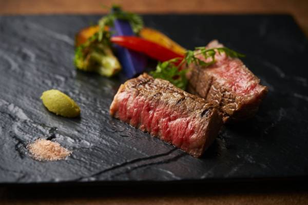 秋の食材をこだわりの料理で味わい尽くす！ 期間限定の炭火焼ステーキコースとジェラートが新登場‼