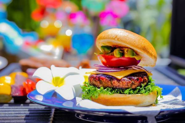 ベイサイドを見渡す緑あふれるガーデンでハワイ気分を満喫！ 『Hawaiian Summer Garden』開催