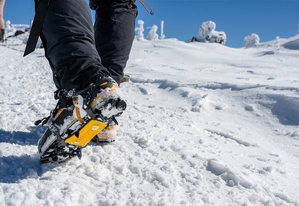 雪の登山道では必須の「アイゼン」10月の累計販売数が前月比の140%達成！