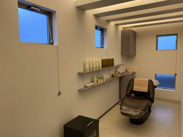 「水戸駅」から車で10分『hairBROS 水戸店』は半個室でリラックスしながら施術が受けられるヘアサロン！駅近ドットコムで情報を公開中