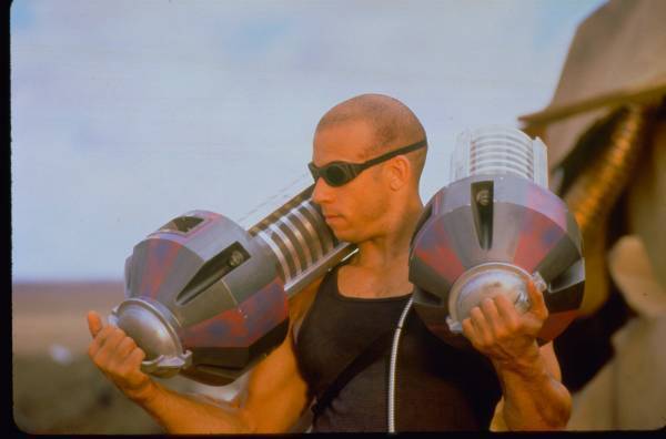 「ワイスピ」のヴィン・ディーゼル主演。肉食エイリアンとの死闘を描くSF アクションスリラー。「ピッチブラック」 2月12日（土）よる7時～BS12 トゥエルビで放送