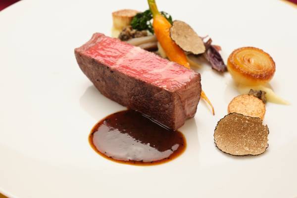 【埼玉・大宮】アートのように美しい「クリスマスディナー」を限定販売！希少なフォアグラ、キャビア、トリュフの世界三大珍味や国産牛など豪華食材を使用