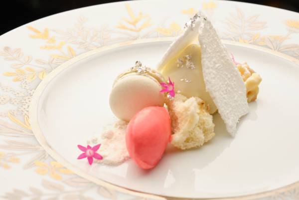 【埼玉・大宮】アートのように美しい「クリスマスディナー」を限定販売！希少なフォアグラ、キャビア、トリュフの世界三大珍味や国産牛など豪華食材を使用