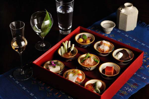 【星のや沖縄】琉球王朝時代の泡盛を堪能する「泡盛ディスカバリー」を販売。伝統の酒器で味わう古酒と、空間を活かしたプライベートダイニングでの夕食もご用意｜期間：2022年12月1日～2023年2月28日