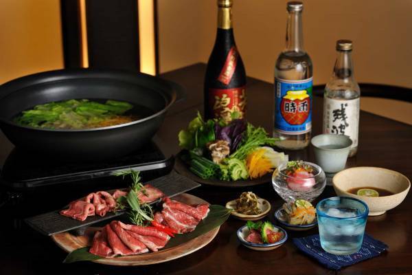 【星のや沖縄】琉球王朝時代の泡盛を堪能する「泡盛ディスカバリー」を販売。伝統の酒器で味わう古酒と、空間を活かしたプライベートダイニングでの夕食もご用意｜期間：2022年12月1日～2023年2月28日