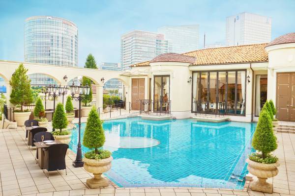 【横浜】10層の贅沢「いちごパフェ」＆キュートな「プリンセスドレスケーキ」付のストロベリー・アフタヌーンティーを限定販売