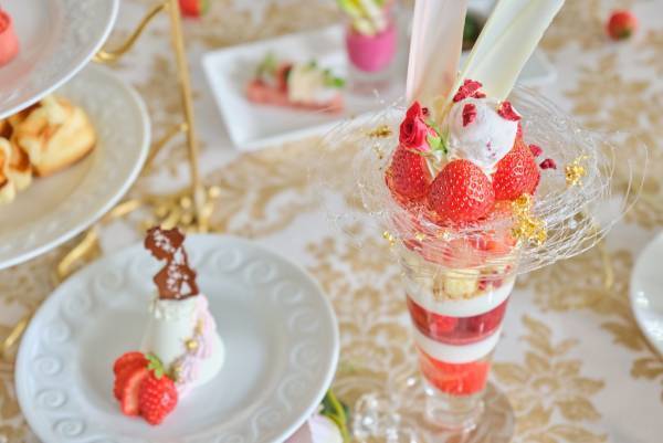 【横浜】10層の贅沢「いちごパフェ」＆キュートな「プリンセスドレスケーキ」付のストロベリー・アフタヌーンティーを限定販売