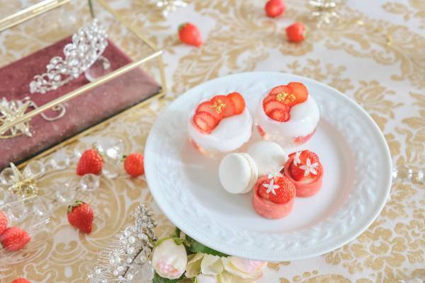 【横浜】10層の贅沢「いちごパフェ」＆キュートな「プリンセスドレスケーキ」付のストロベリー・アフタヌーンティーを限定販売