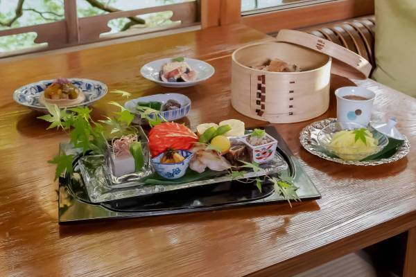 【星のや京都】紗の着物をまとい、川床会席で涼を楽しむ滞在プログラム「奥嵐山の納涼滞在」開催｜期間：2022年7月1日～8月31日