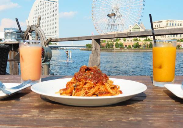 biid（ビード）【横浜 シルバーウィークおすすめスポット】みなとみらいの海上施設「カフェ＆バー ヘミングウェイ横浜」でお得にBBQやお食事を満喫！