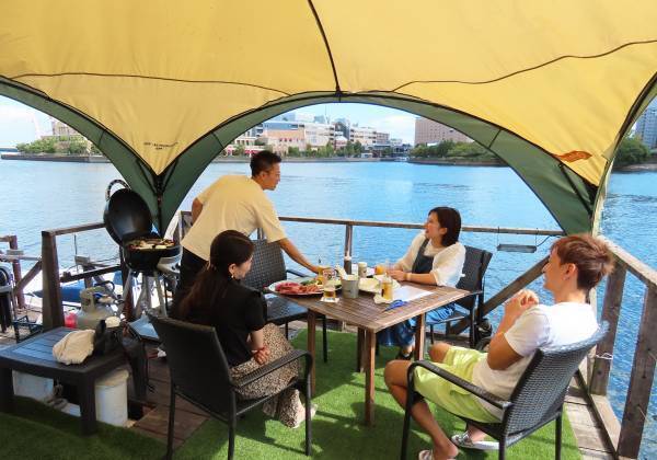 biid（ビード）【横浜 シルバーウィークおすすめスポット】みなとみらいの海上施設「カフェ＆バー ヘミングウェイ横浜」でお得にBBQやお食事を満喫！