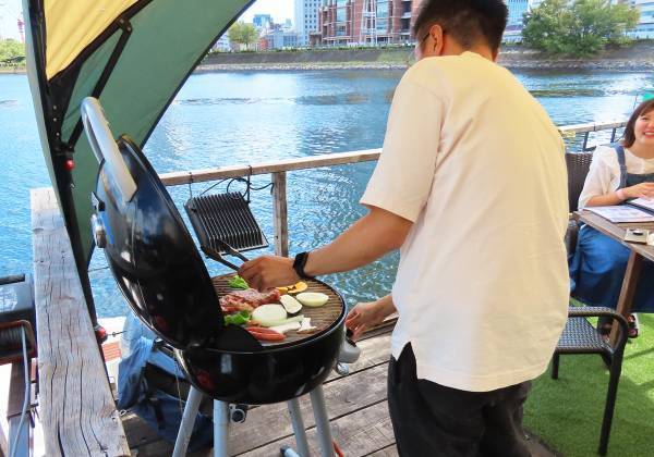 biid（ビード）【横浜 シルバーウィークおすすめスポット】みなとみらいの海上施設「カフェ＆バー ヘミングウェイ横浜」でお得にBBQやお食事を満喫！